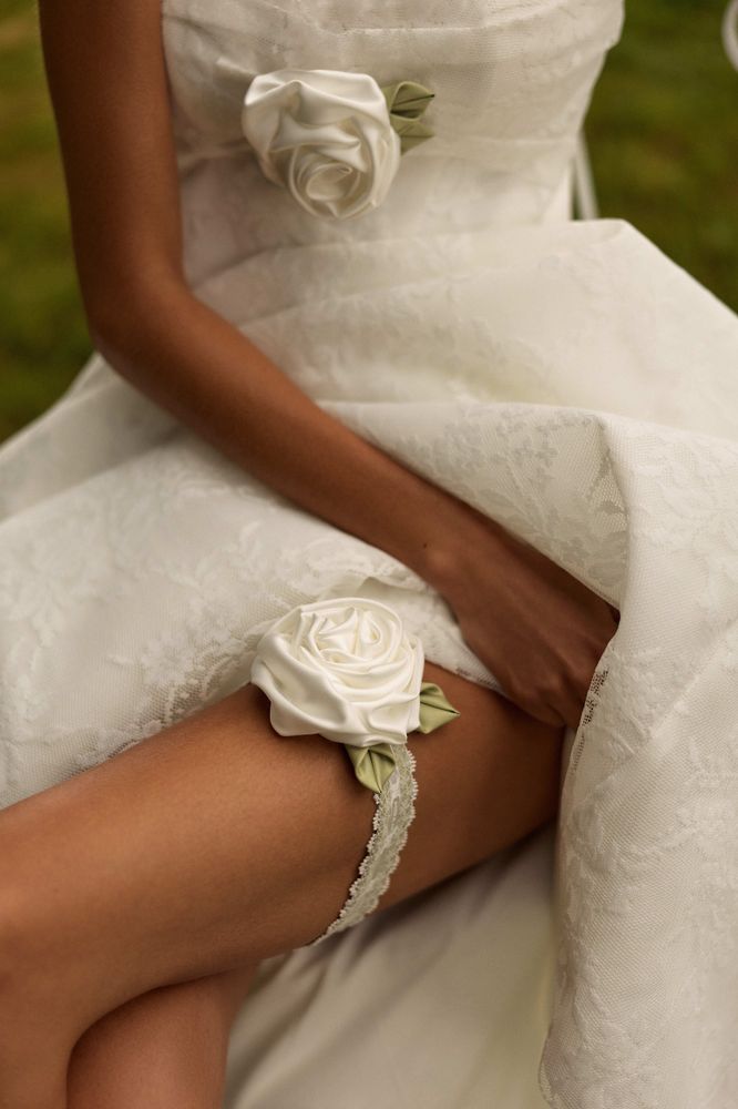 Averra garter accessories