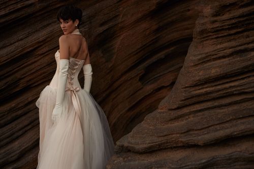 Aveline gloves accessories