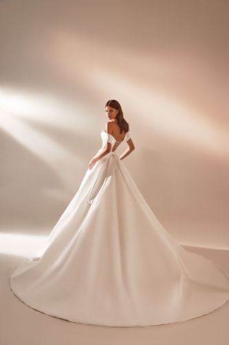 A*a様 MILLA NOVA サテン　ウェディングドレス　スリッドドレス A*a様 MILLA NOVA サテン ウェディングドレス スリッドドレス